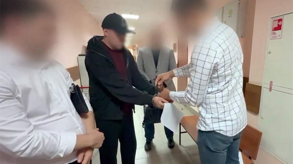 
                    В Москве задержали обманувшую более 250 человек банду мошенников

        