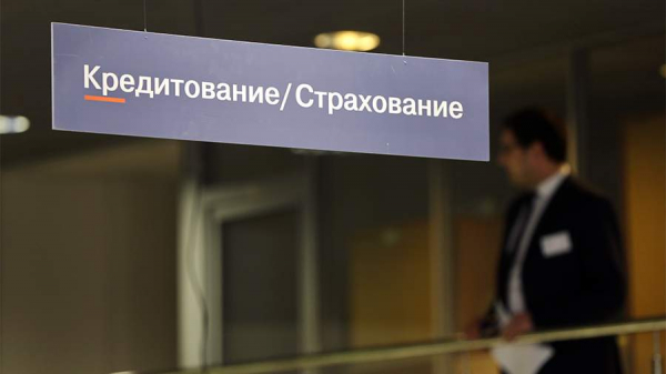 
                    Объем выданных автокредитов сократился на треть в России

        