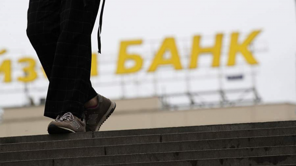 
                    Банки массово отказывают россиянам в реструктуризации долгов

        